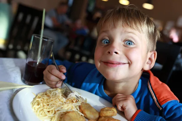 Bambino Pepite Con Spaghetti Nel Ristorante — Foto Stock