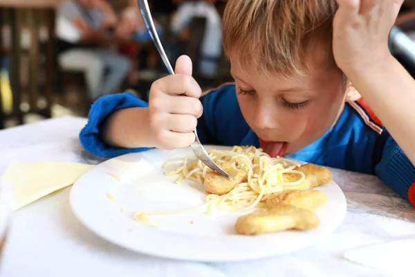 Criança Comendo Espaguete Com Nuggets Restaurante — Fotografia de Stock