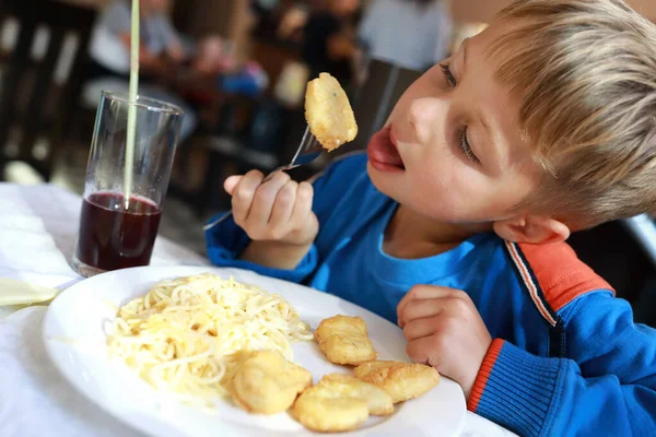 Kid Tem Pepitas Com Espaguete Restaurante — Fotografia de Stock