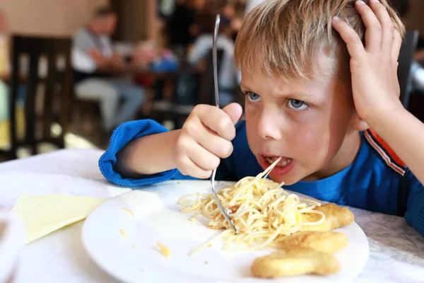 Srác Spagettit Eszik Mogyoróval Étteremben — Stock Fotó