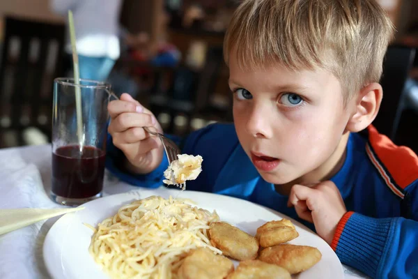 Niño Comiendo Nuggets Con Espaguetis Restaurante — Foto de Stock