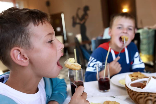 Two Children Eating Nuggets Restaurant — Stock Photo, Image