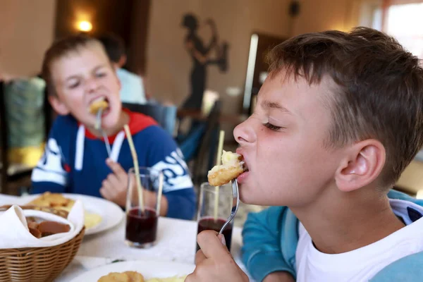 Två Pojkar Äter Nuggets Restaurang — Stockfoto