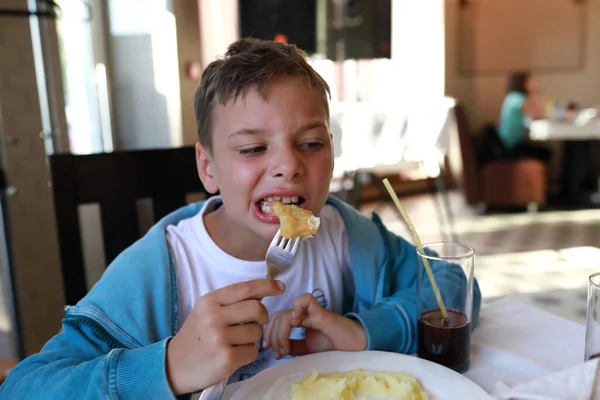 Menino Comendo Pepitas Com Purê Batatas Restaurante — Fotografia de Stock