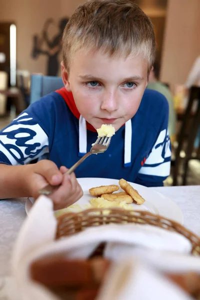 Ungen Äter Nuggets Med Potatismos Restaurangen — Stockfoto