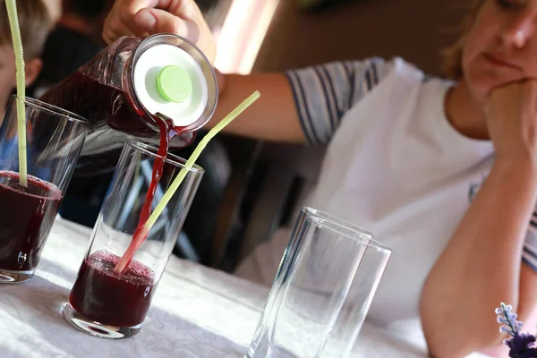 Vrouw Giet Kersensap Een Restaurant — Stockfoto