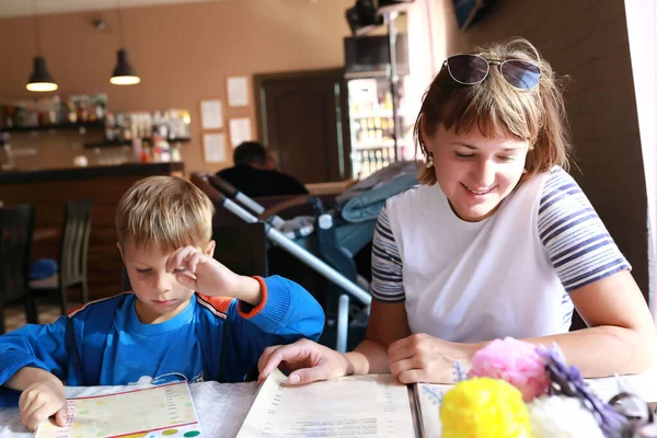 Mother Son Menu Book Restaurant — Stock Photo, Image