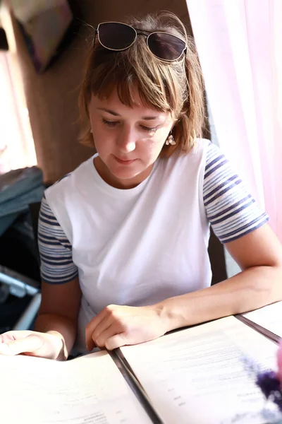 Woman Reading Menu Book Restaurant — Stock Photo, Image