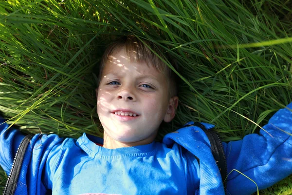 男孩躺在草地上 卡累利阿 — 图库照片