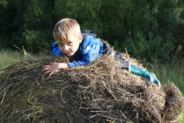 Dítě Šplhá Hromadu Slámy Karelie — Stock fotografie