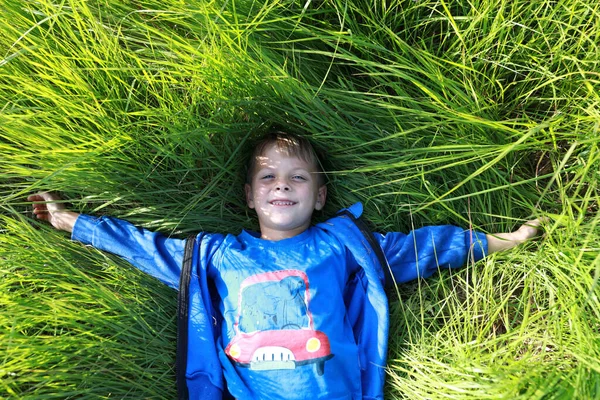 Дитина Лежить Зеленій Траві Газони Карелія — стокове фото