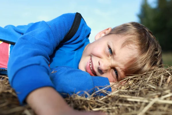 カレリア 藁の上に寝そべっている子供 — ストック写真