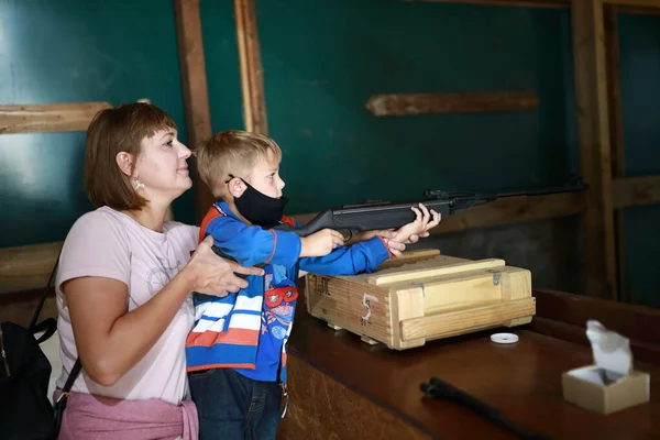 Moeder Met Zoon Schiet Luchtgeweer Schietbaan — Stockfoto