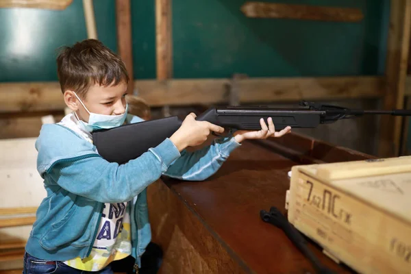 Child Shoots Air Rifle Shooting Range — Stock Photo, Image