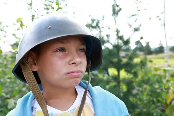 Porträtt Pensivbarn Gammal Militärhjälm — Stockfoto