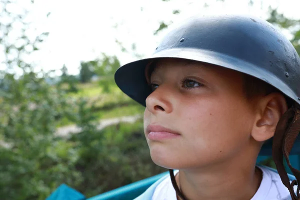 Portrait Enfant Sérieux Dans Vieux Casque Militaire — Photo