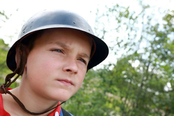 旧軍事ヘルメットの少年の肖像 — ストック写真