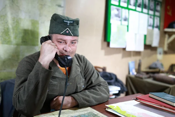 Homem Uniforme Soldado Wehrmacht Com Telefone — Fotografia de Stock