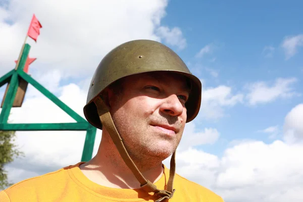 Retrato Homem Velho Capacete Militar Soviético — Fotografia de Stock