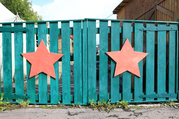 Kızıl Yıldızlı Ahşap Kapı Manzarası — Stok fotoğraf