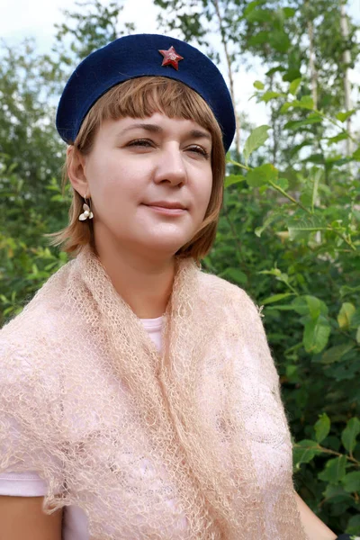 Femme Posant Dans Béret Militaire Dans Parc — Photo