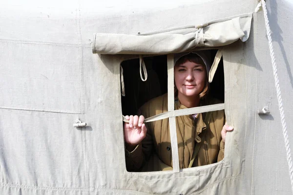 Портрет Медсестры Выглядывает Окна Палаточного Военного Госпиталя — стоковое фото
