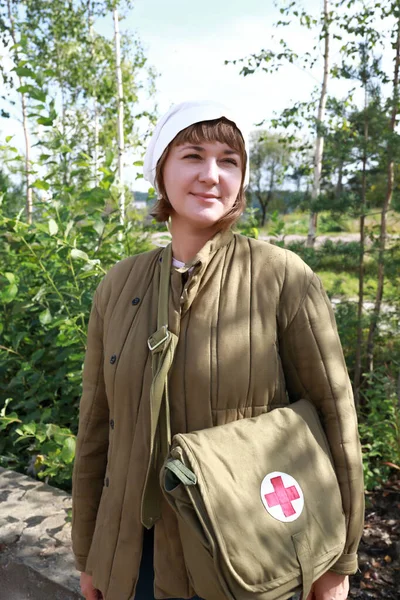 Parkta Yorgan Ceketli Hemşire Portresi — Stok fotoğraf