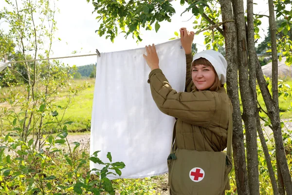 Krankenschwester Hängt Wäsche Zum Trocknen Park Auf — Stockfoto