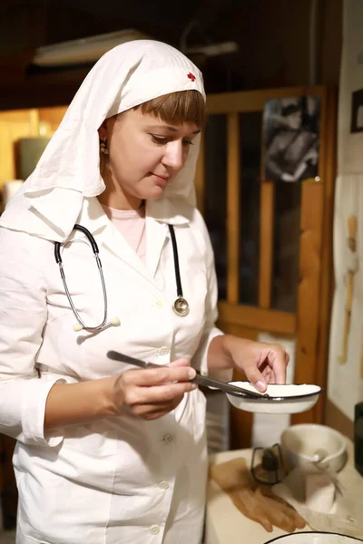 Portret Van Verpleegkundige Met Medische Hulpmiddelen Het Ziekenhuis — Stockfoto