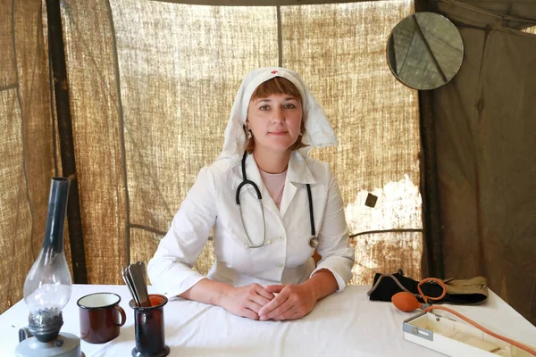 Portret Van Verpleegster Aan Tafel Veldhospitaal — Stockfoto