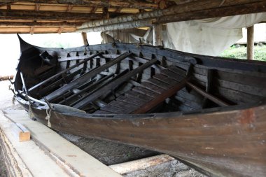 Gölgelik altındaki Viking teknesinin görüntüsü, Karelia.