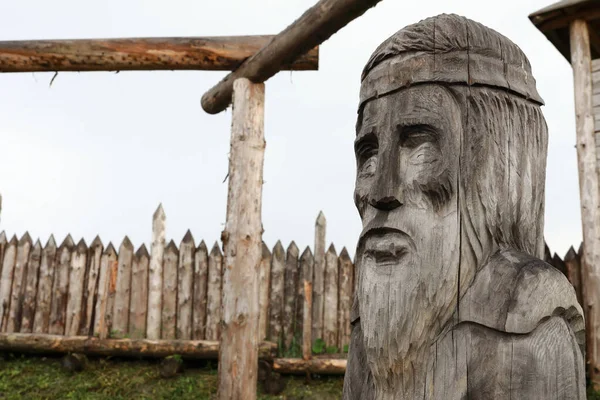 Drewniana Głowa Skandynawskiego Boga Świątyni Wikingów Latem — Zdjęcie stockowe