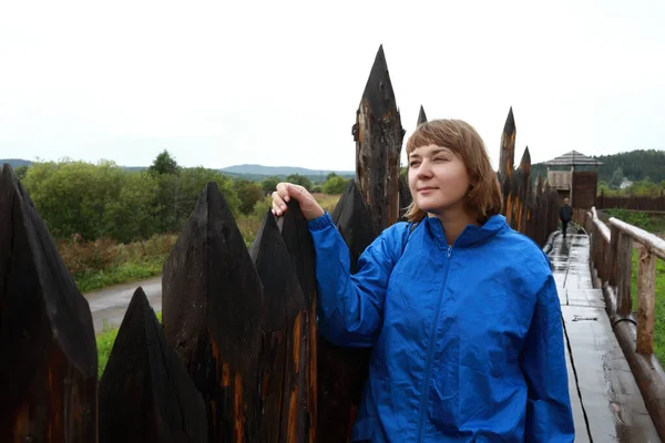 Woman Next Wooden Palisade Viking Village Summer — Stock Photo, Image