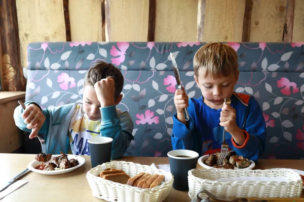 Chłopcy Jedzący Wieprzowinę Restauracji — Zdjęcie stockowe