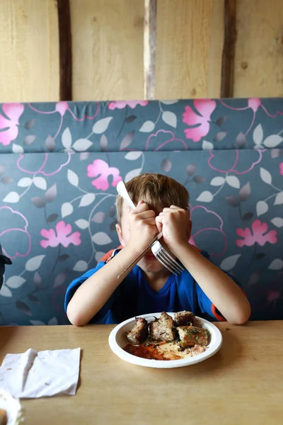 Dzieciak Jedzący Wieprzowinę Restauracji — Zdjęcie stockowe