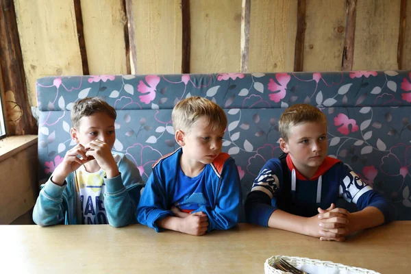 Tiga Bersaudara Menunggu Makanan Meja Restoran — Stok Foto