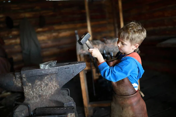 Child Hits Anvil Hammer Forge — Stock Photo, Image