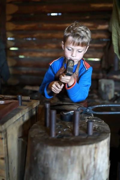 Boy Learning Work Hammer Forge — Stock Photo, Image