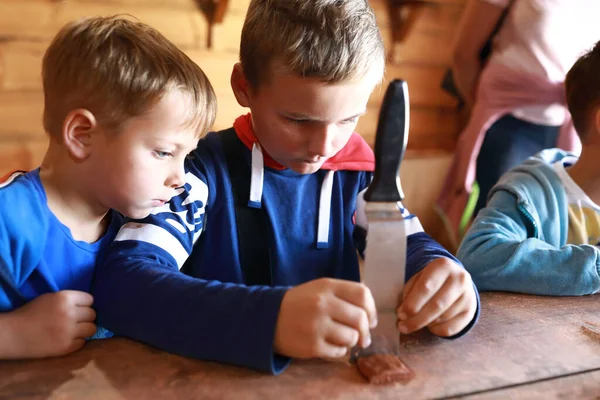 ワークショップでランでマスコットを作る子供たち — ストック写真