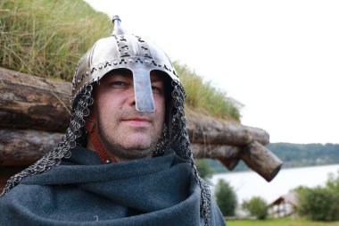 Ladoga Gölü kıyısında miğferli bir Viking.