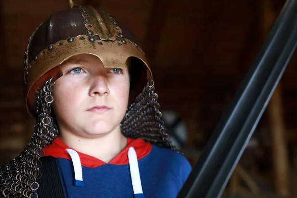 Portrait Garçon Dans Casque Viking Maison — Photo