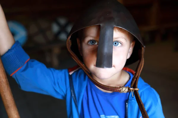Evde Viking Kasklı Çocuk Portresi — Stok fotoğraf