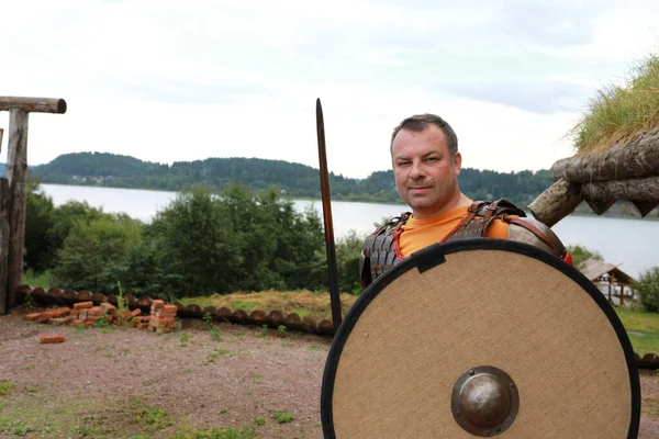Portré Viking Páncélban Pajzzsal Karddal Ladoga Partján — Stock Fotó