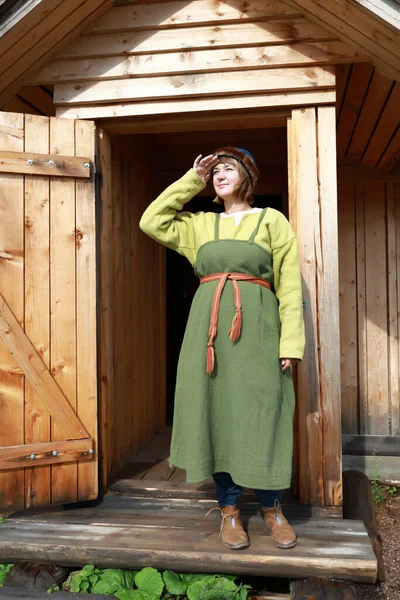 木の家のポーチの上で服を着ている女性 — ストック写真