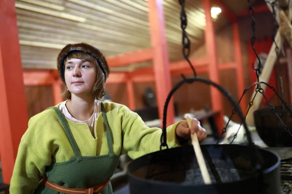 Wikingerin Kocht Essen Kessel Herd — Stockfoto