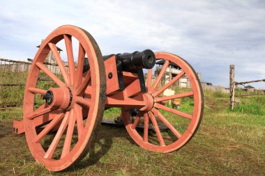 Yazın ahşap tekerlekler üzerinde eski top manzarası