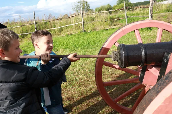 Bambini Caricano Cannone Antico Estate — Foto Stock