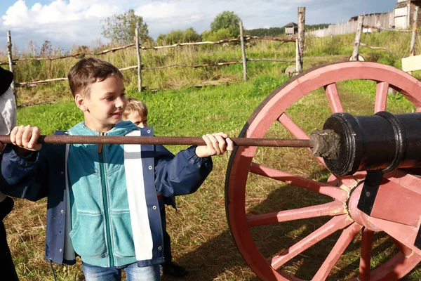 Kind Laadt Een Oud Kanon Zomer — Stockfoto