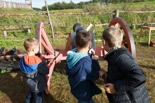 Boys Load Ancient Cannon Summer — Stock Photo, Image