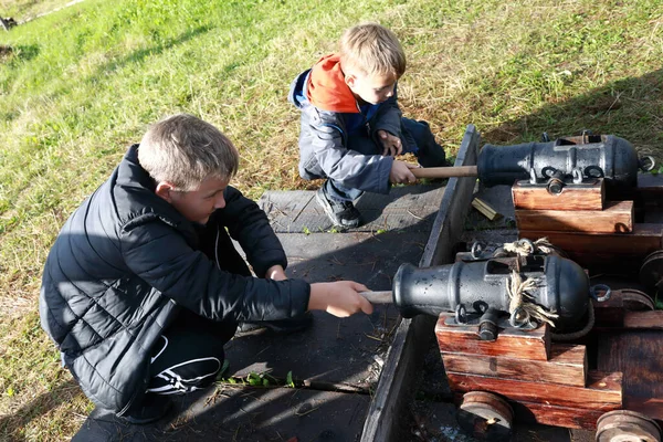 男の子は夏に信号古代の大砲をロード — ストック写真
